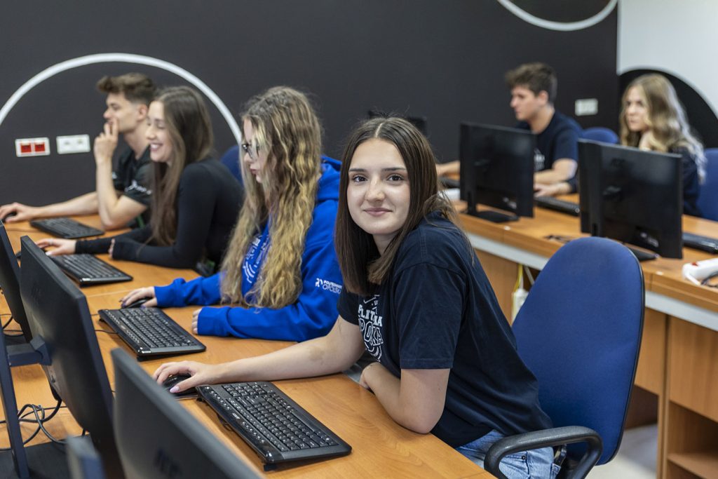 Studenci informatyki stosowanej podczas zajęć