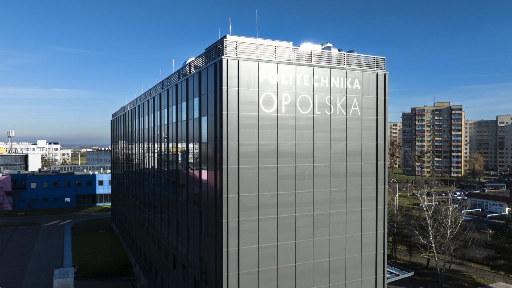 Budynek kampusu Politechniki Opolskiej z lotu ptaka