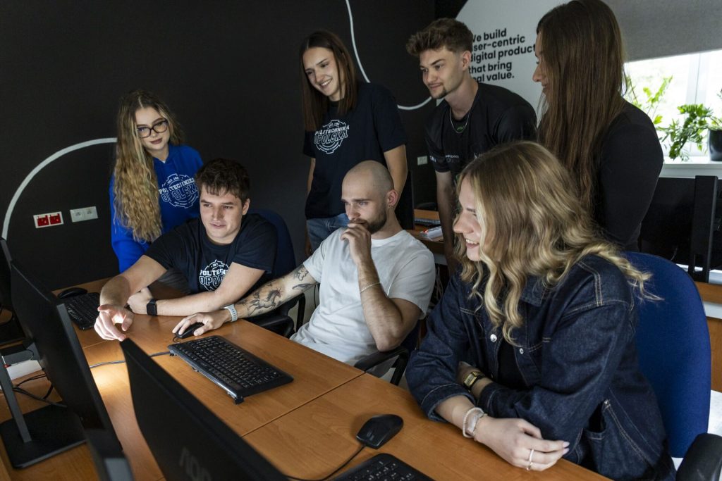 Studenci kierunku sztuczna inteligencja podczas zajęć