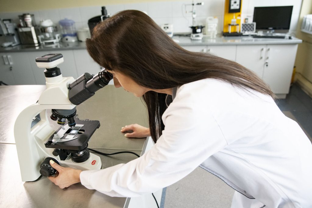 Studenci w laboratorium dietetyki podczas zajęć