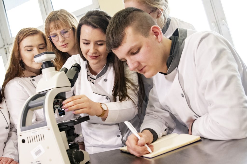 Studenci dietetyki przy pracy laboratoryjnej