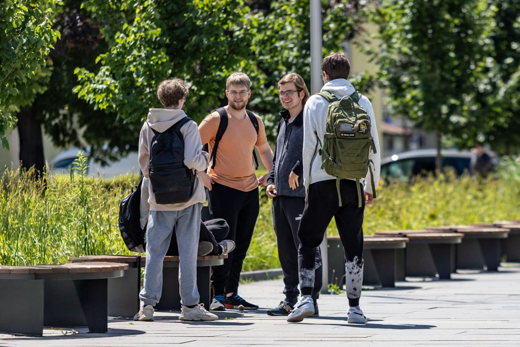 Studenci na kampusie Politechniki Opolskiej