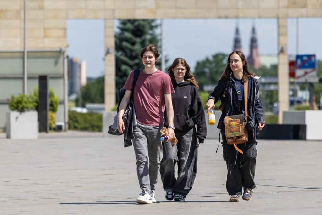 Studenci na kampusie Politechniki Opolskiej